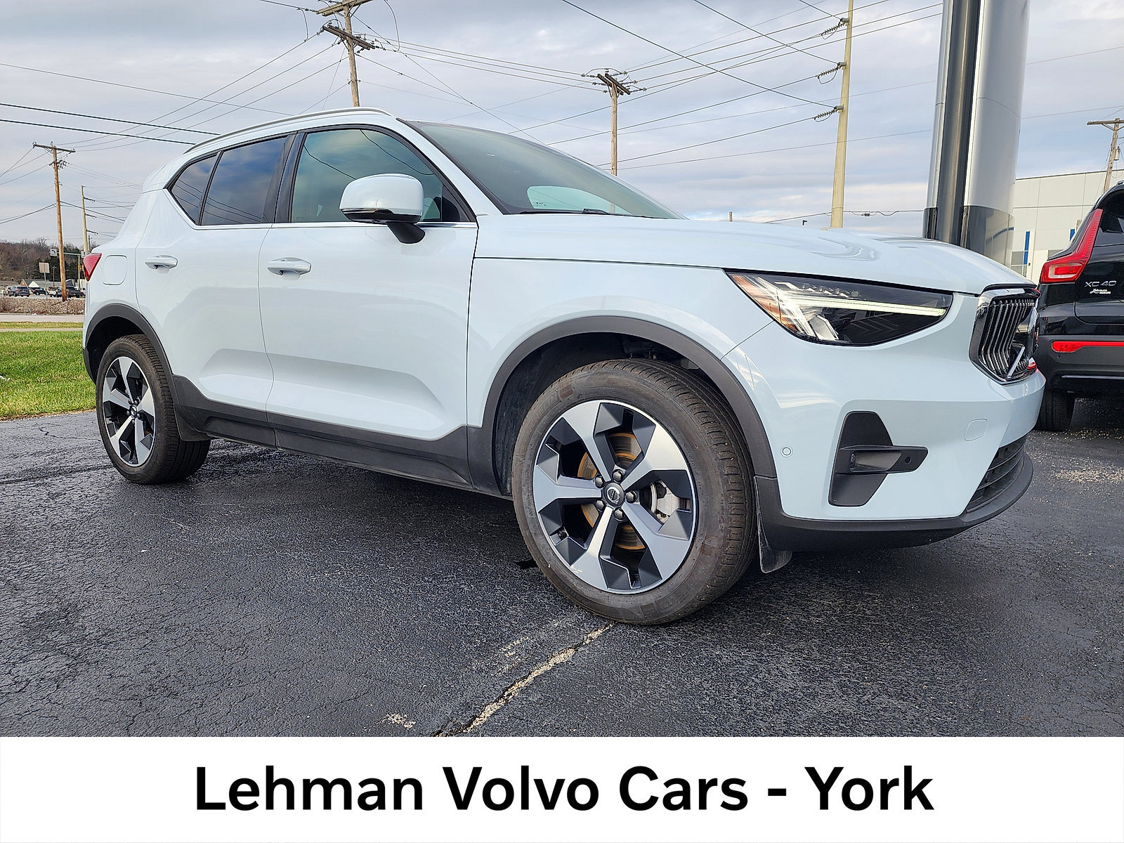 Certified 2025 Volvo XC40 B5 Plus image 1