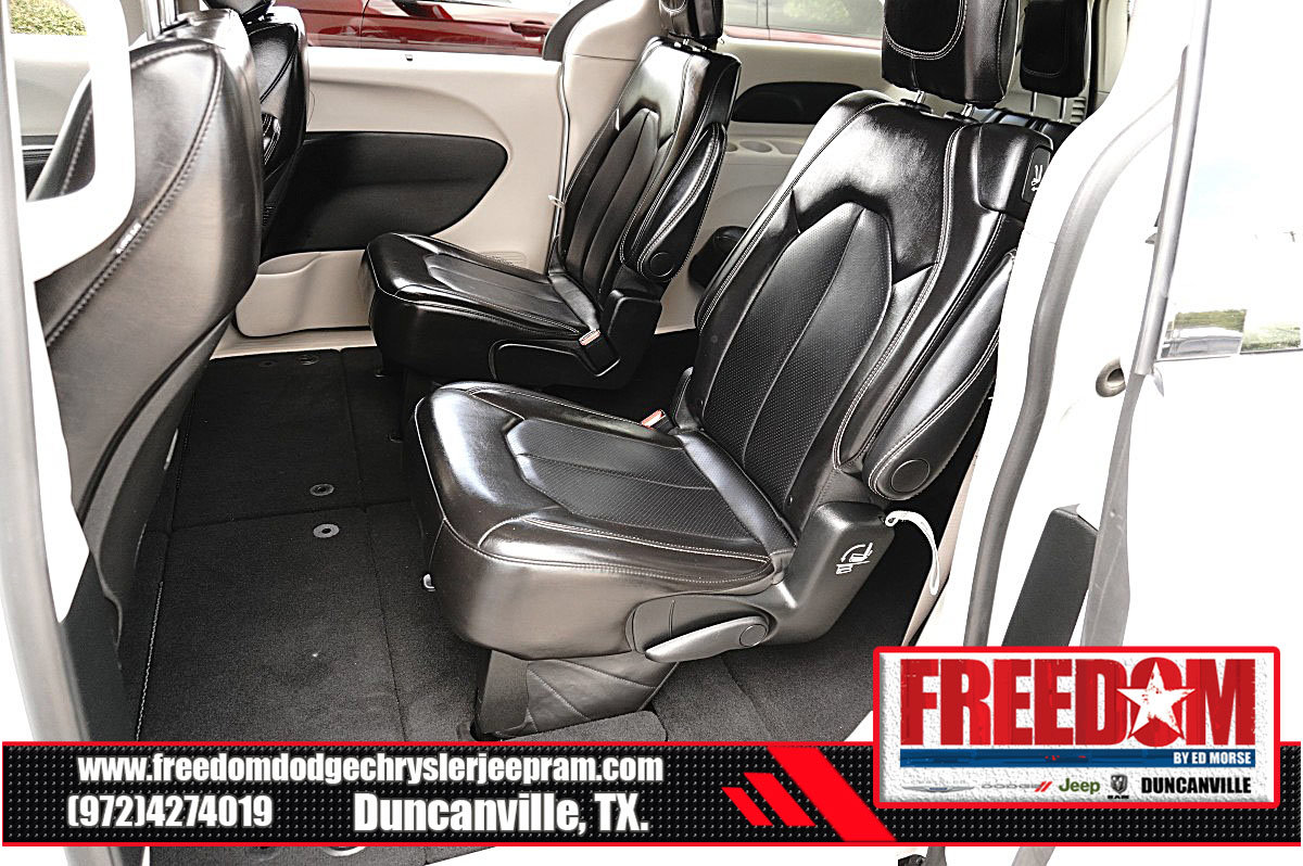 Used 2024 Chrysler Pacifica Touring-L FWD image 14