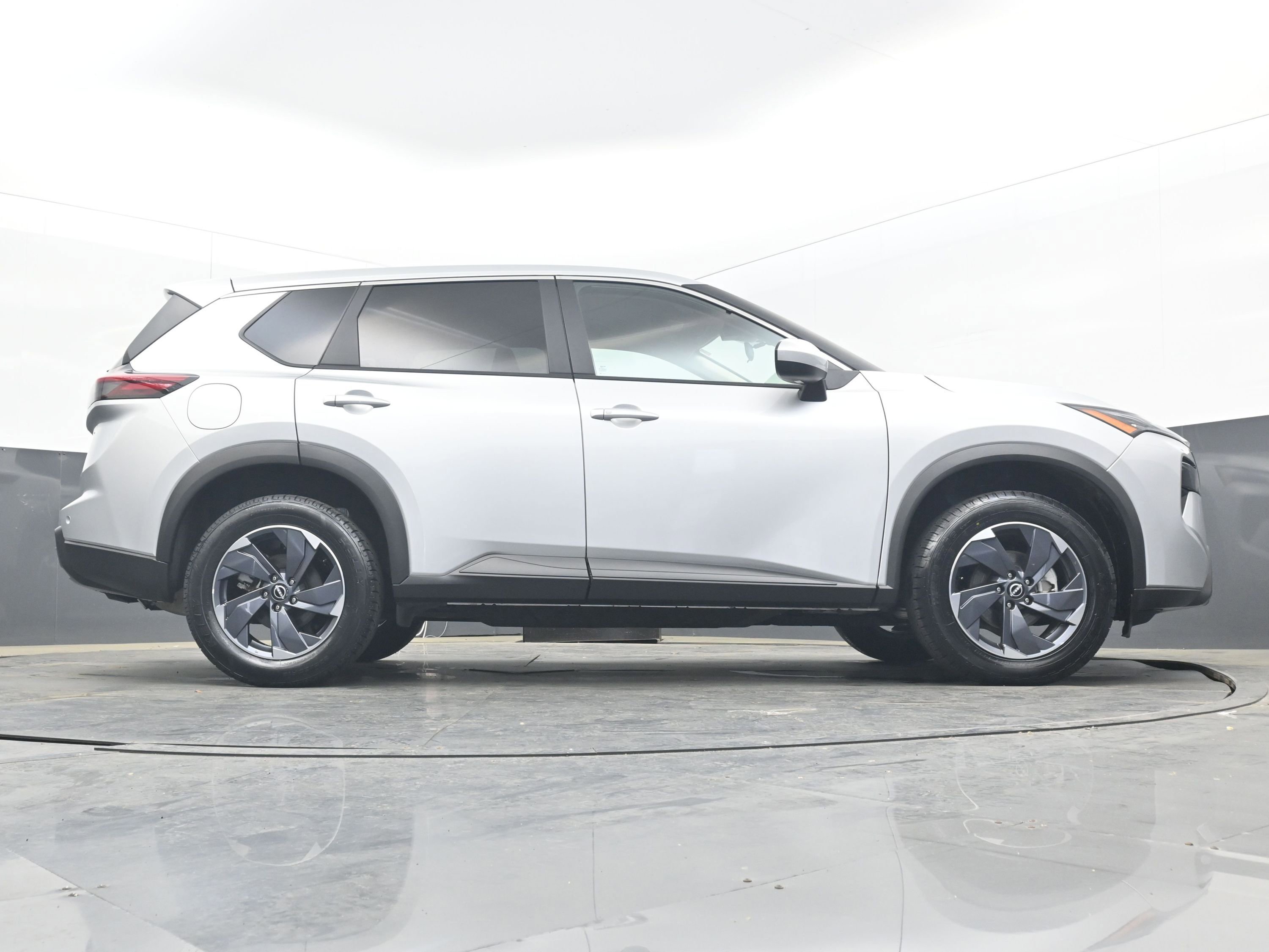 Used 2025 Nissan Rogue SV image 30