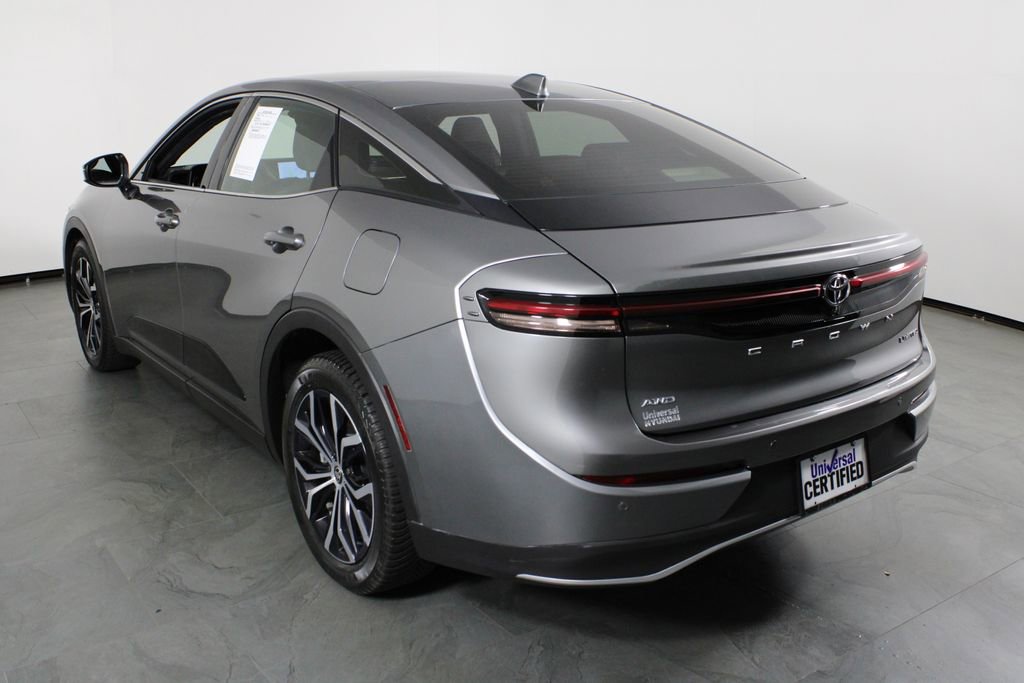 Used 2023 Toyota Crown Limited image 3