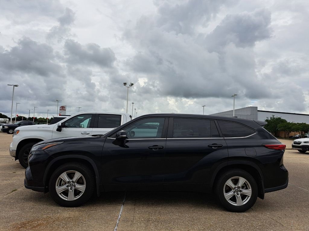 Used 2023 Toyota Highlander LE FWD image 2