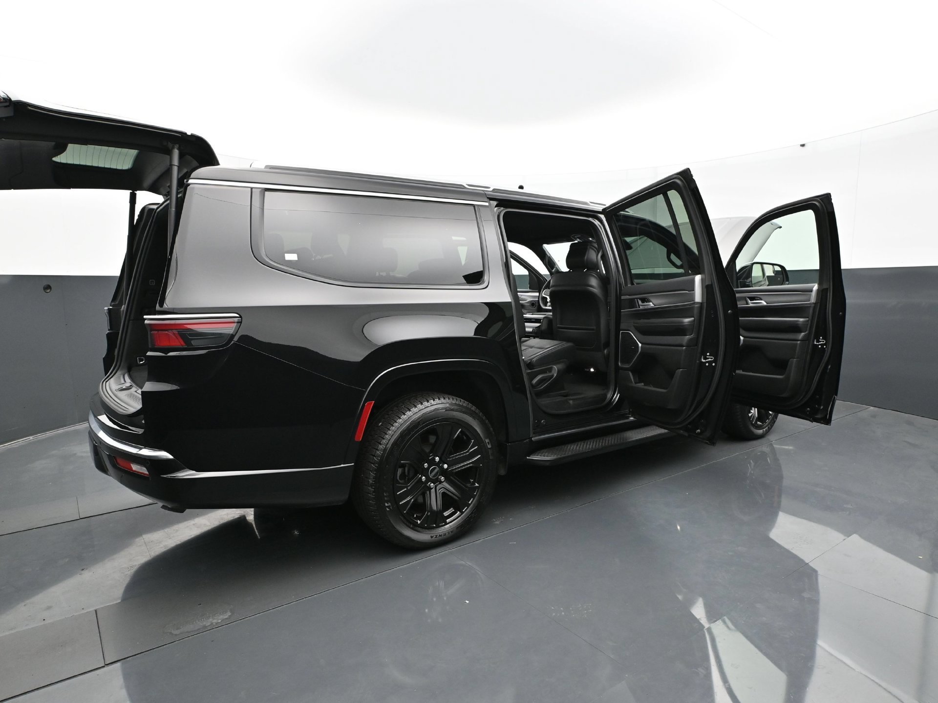 Used 2025 Jeep Wagoneer L Series II w/ 8-pass Seating Package AWD/4WD image 43
