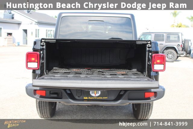 Used 2025 Jeep Gladiator Sport image 7