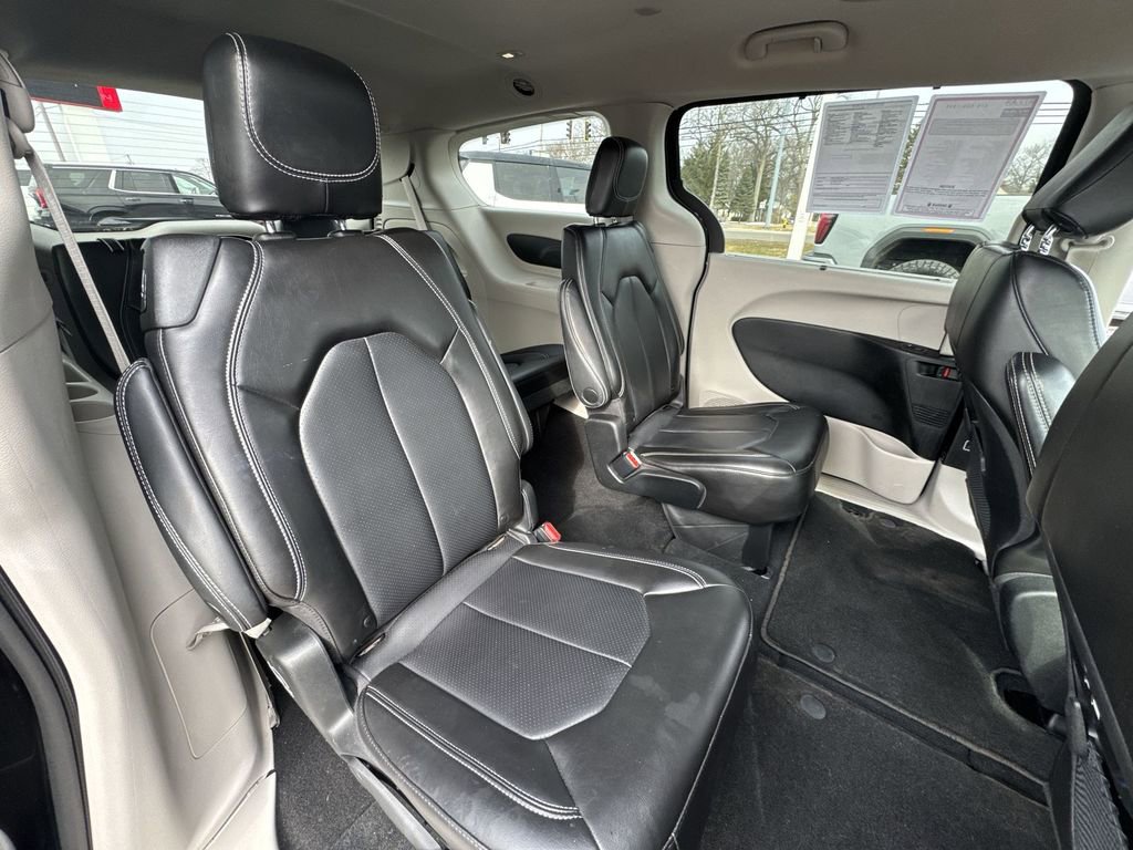 Used 2023 Chrysler Pacifica Touring-L image 24