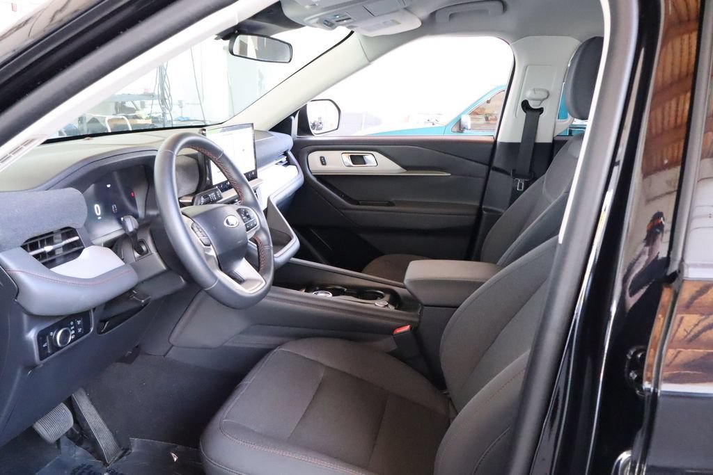 Used 2025 Ford Explorer Active RWD image 17