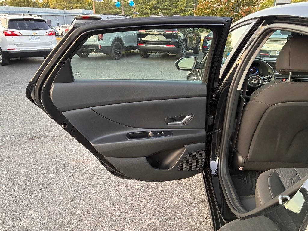 Used 2025 Hyundai Elantra SE FWD image 39