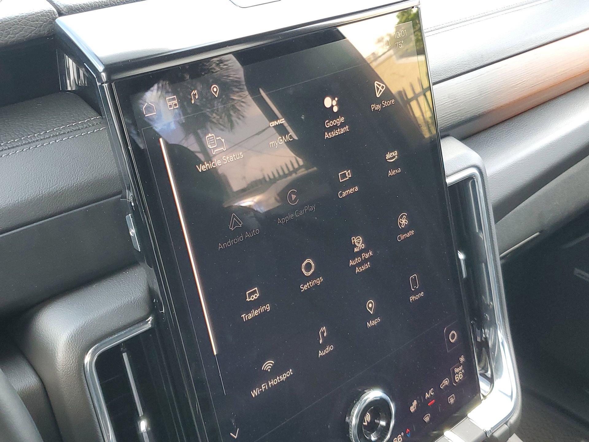 Used 2025 GMC Yukon Denali RWD image 31
