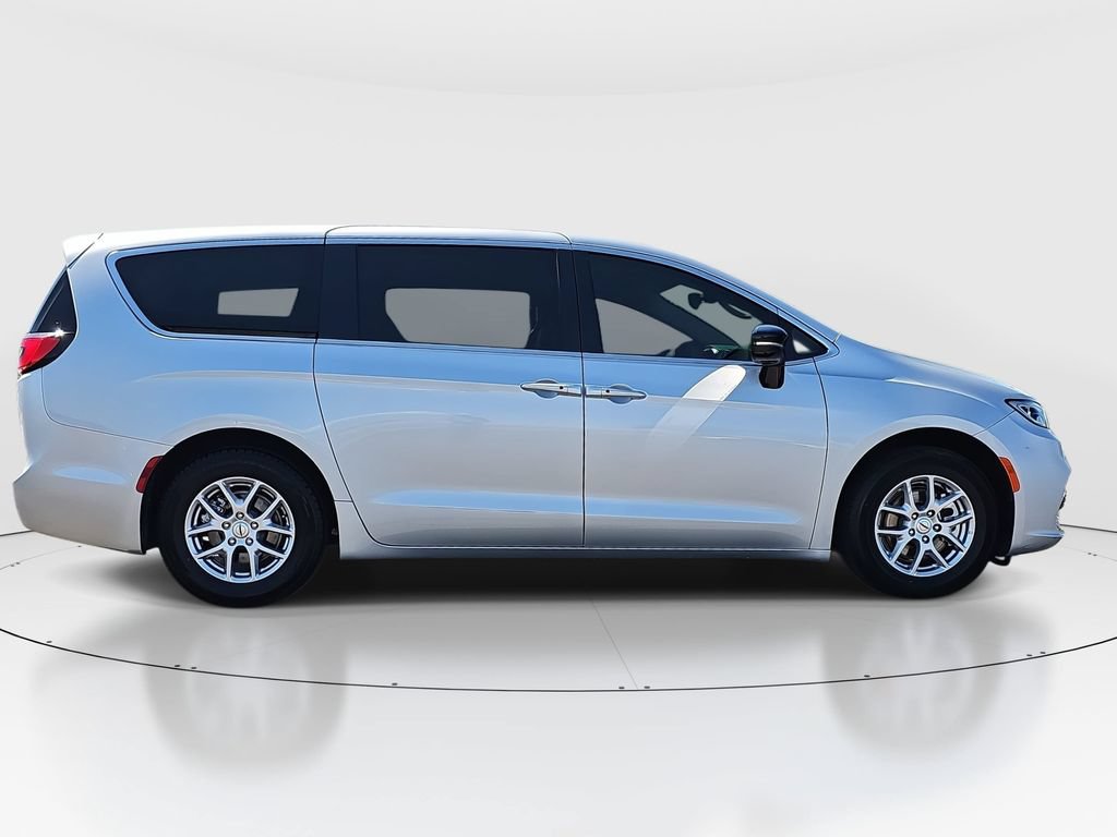 Used 2024 Chrysler Pacifica Touring-L FWD image 4