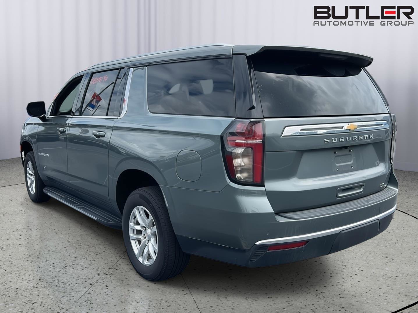 Used 2024 Chevrolet Suburban LT RWD image 3