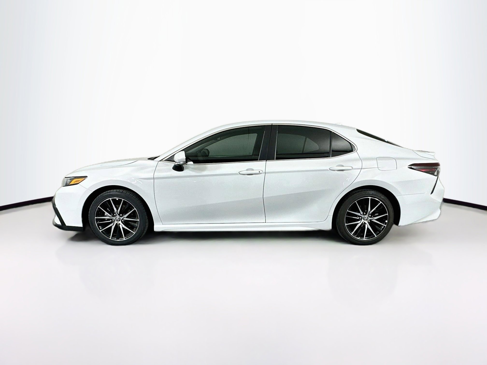 Used 2024 Toyota Camry SE FWD image 4