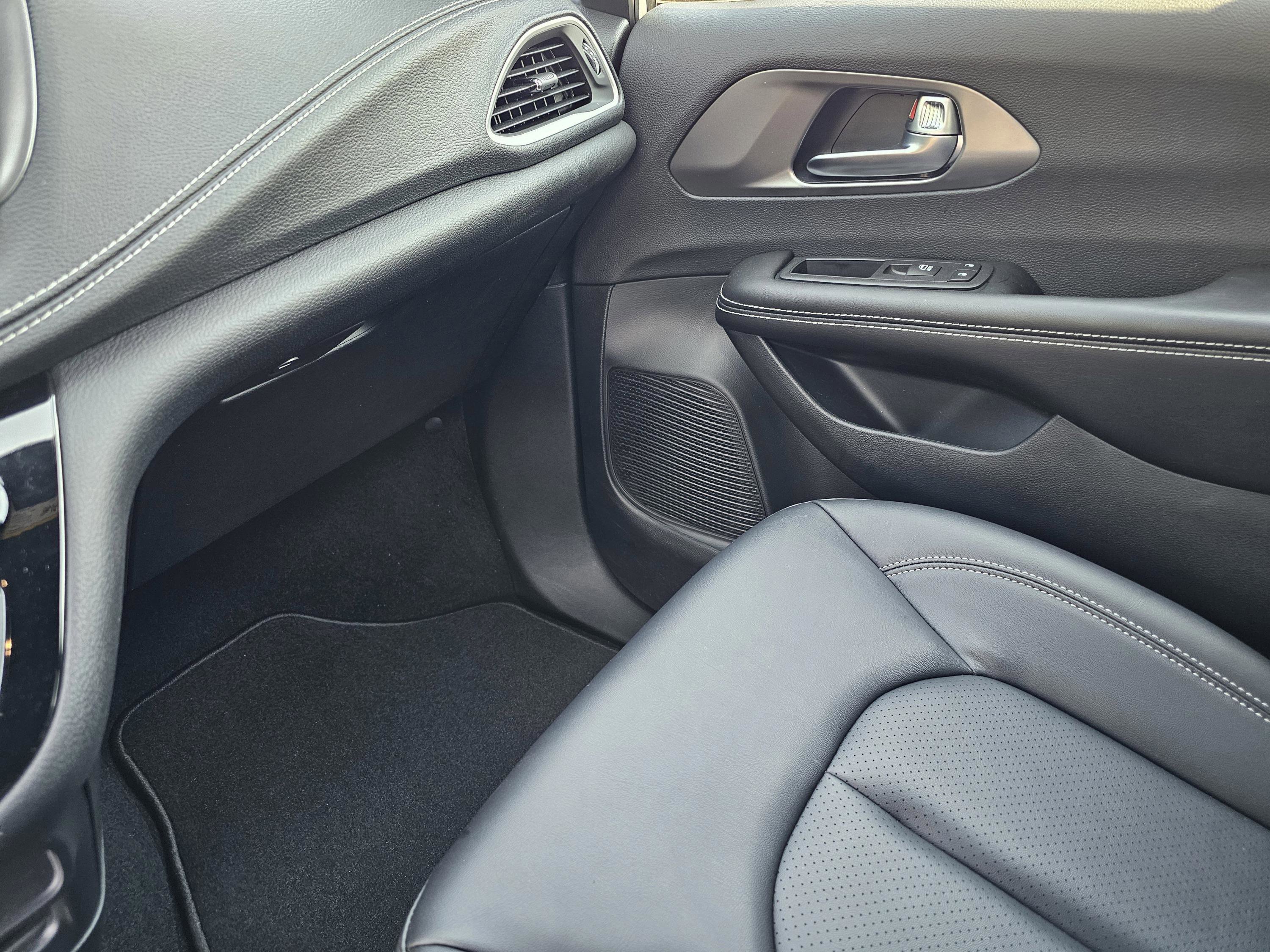 New 2026 Chrysler Pacifica Select w/ S Appearance Package image 27