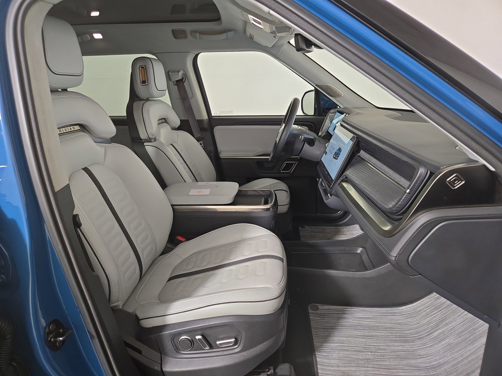 Used 2024 Rivian R1S Adventure AWD/4WD image 24