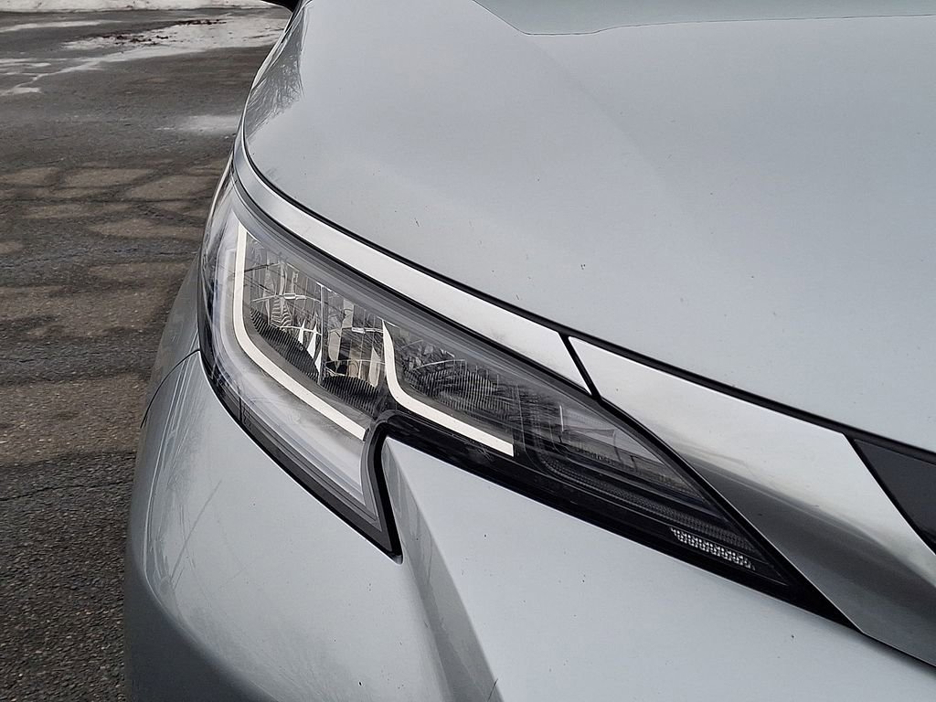 Used 2021 Toyota Sienna Limited image 12