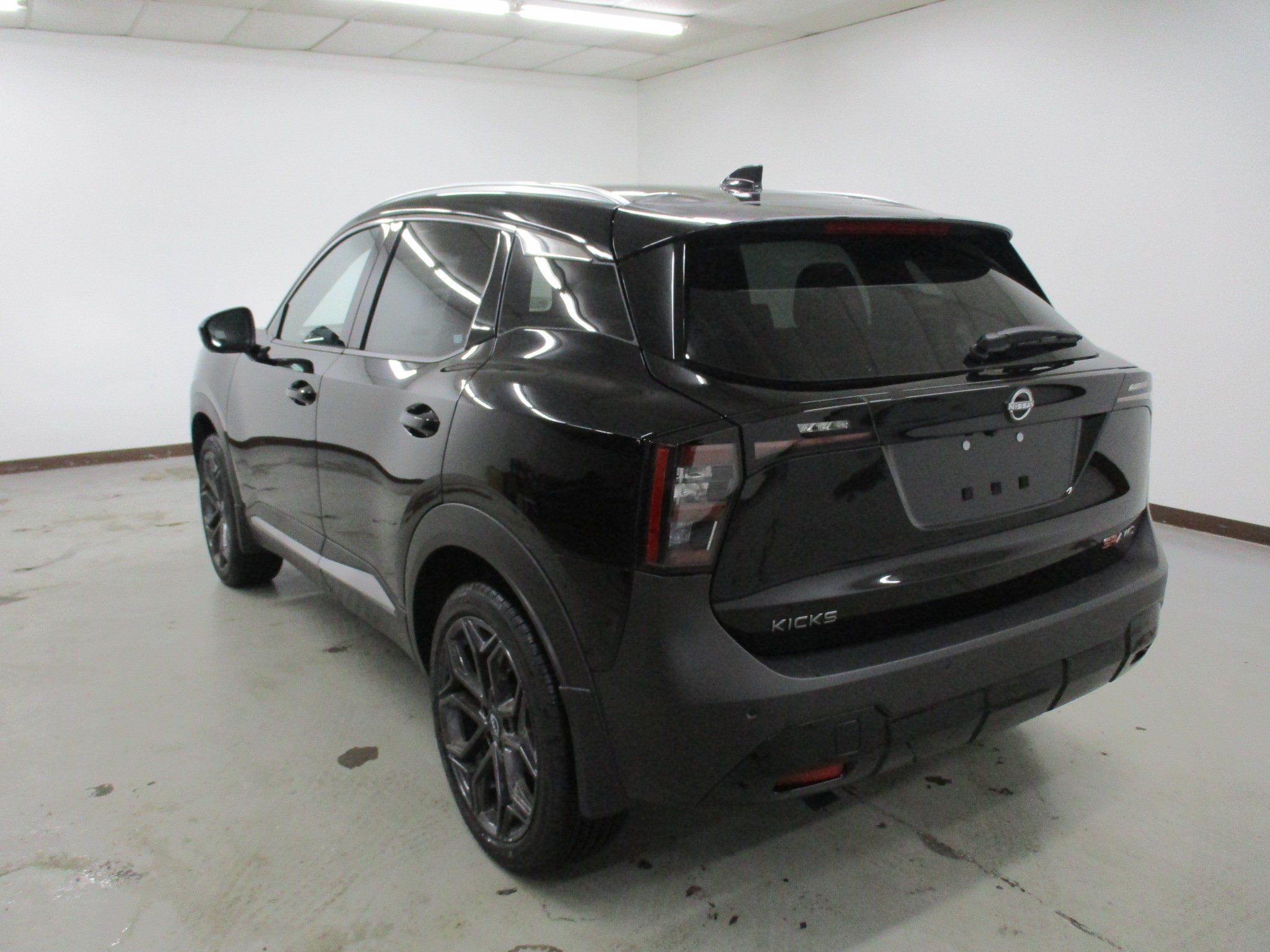 New 2026 Nissan Kicks SR w/ SR Premium Package AWD/4WD image 8