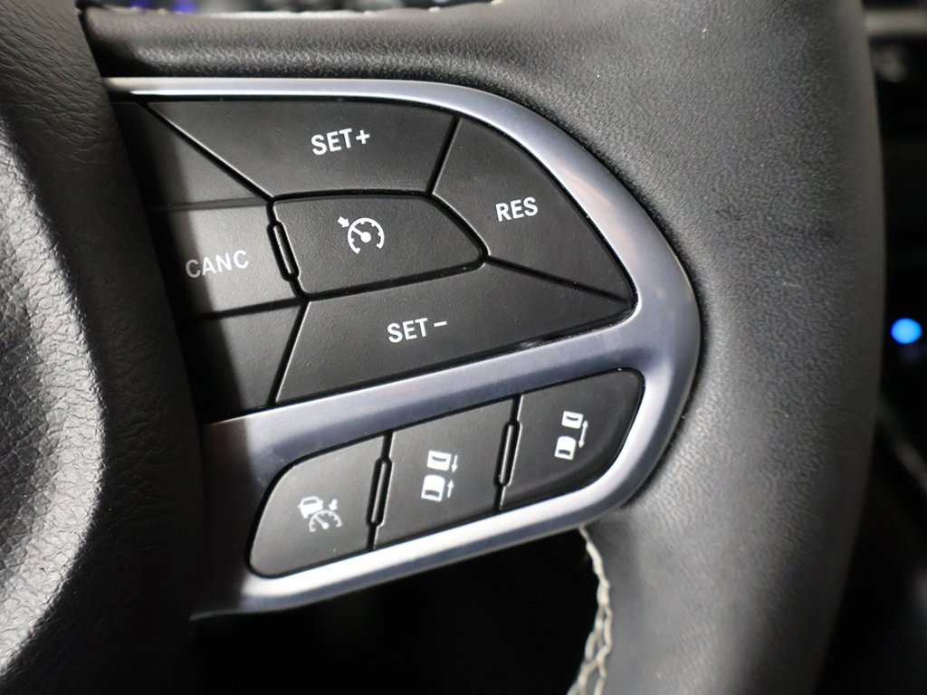 Used 2025 Chrysler Pacifica Select image 39