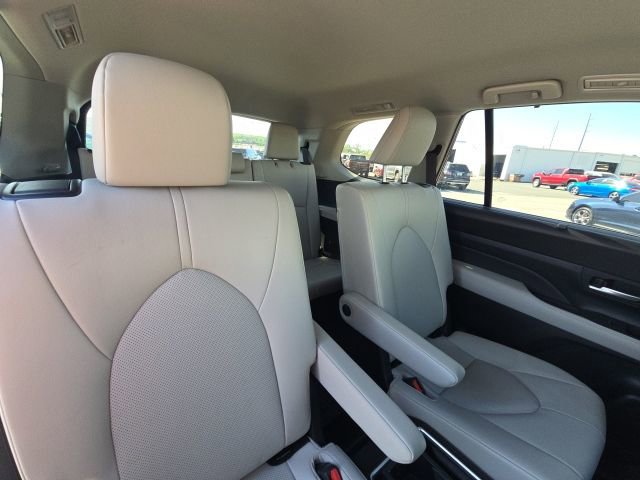 Used 2025 Toyota Grand Highlander FWD image 16