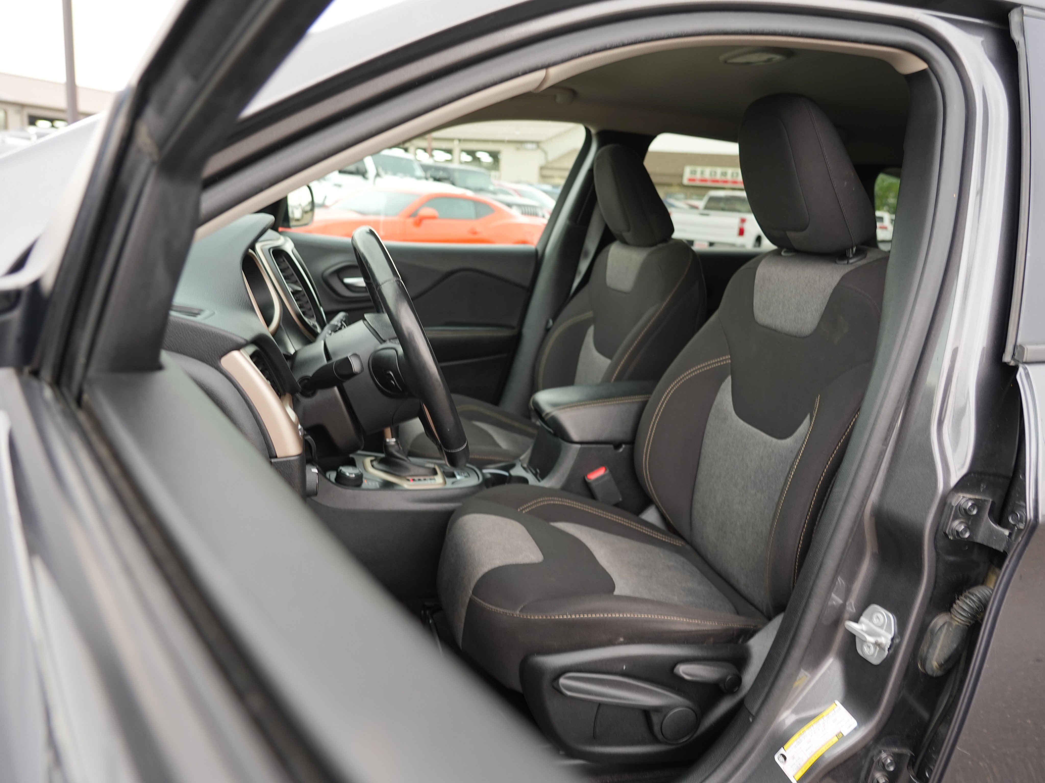 Used 2018 Jeep Cherokee Latitude AWD/4WD image 12