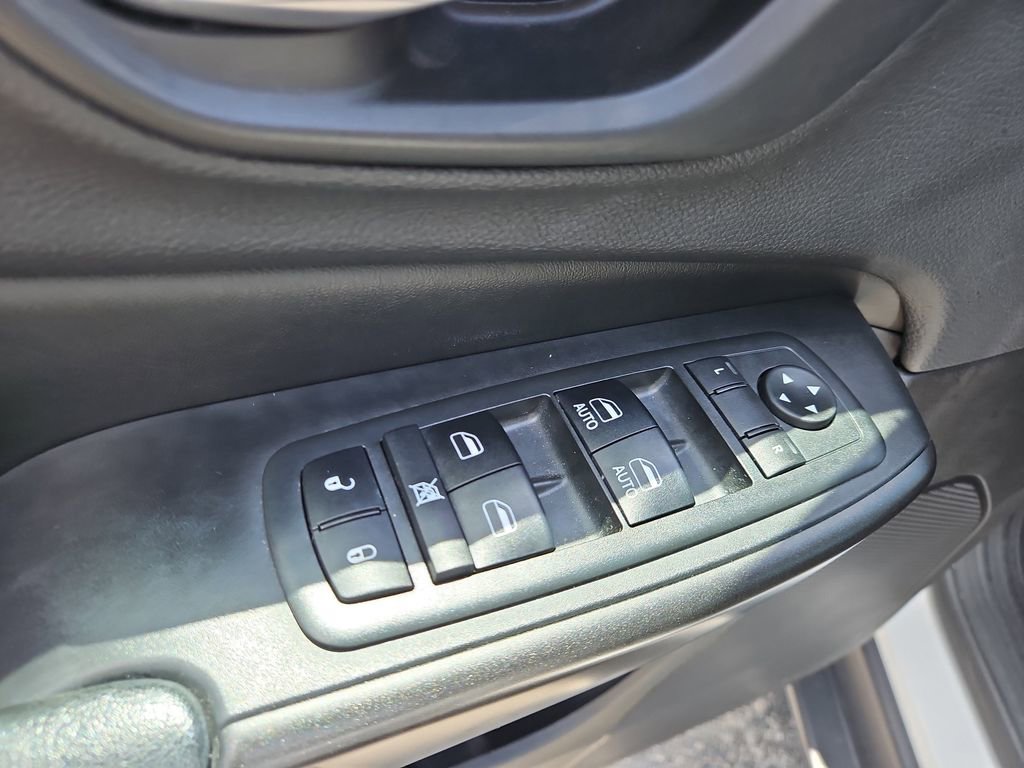 Used 2019 Jeep Cherokee Trailhawk w/ Cold Weather Group image 16