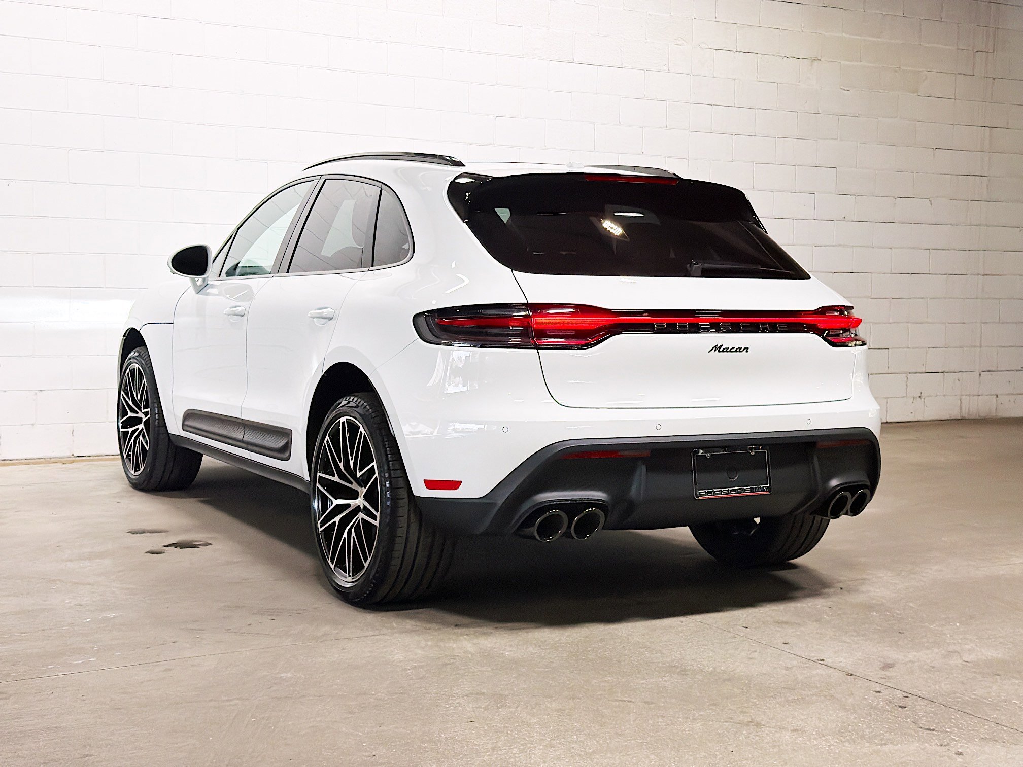 Certified 2026 Porsche Macan AWD/4WD image 3