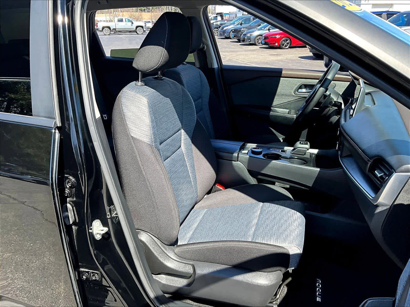 Used 2023 Nissan Rogue SV AWD/4WD image 11