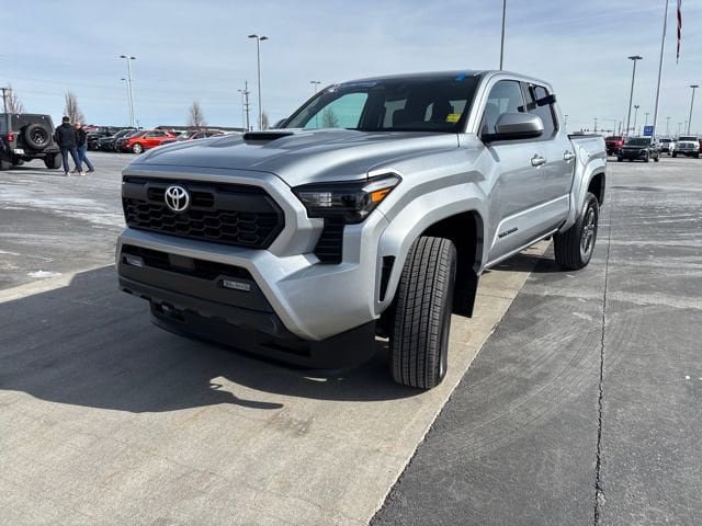 Used 2024 Toyota Tacoma TRD Sport AWD/4WD image 7