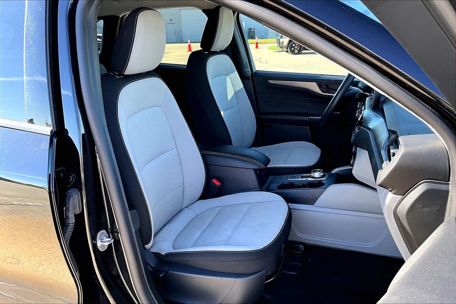Used 2025 Ford Escape Active AWD/4WD image 17