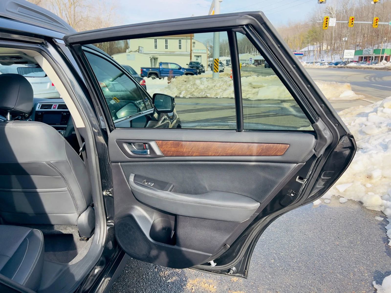 Used 2017 Subaru Outback 3.6R Limited image 19