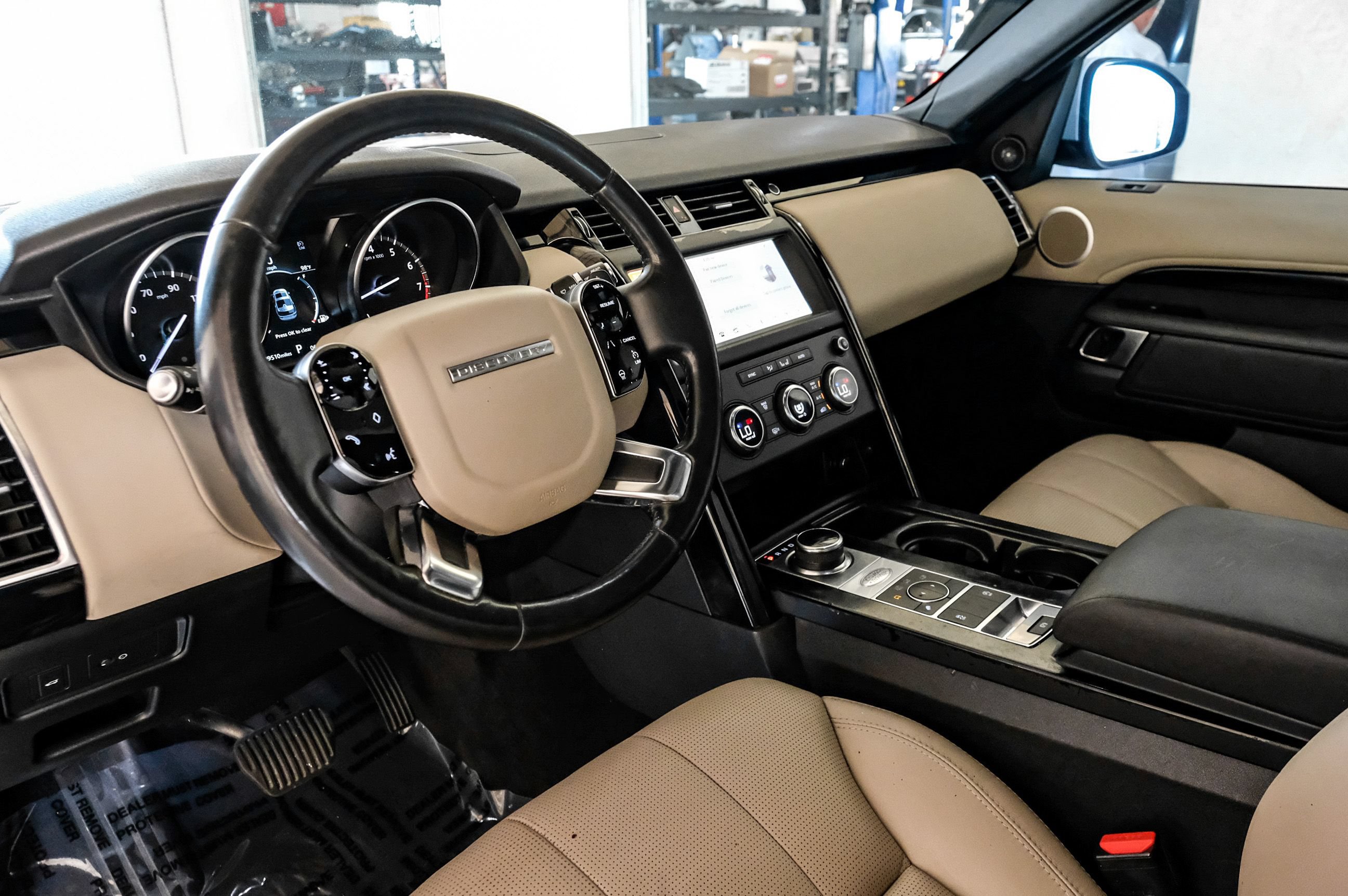 Used 2020 Land Rover Discovery SE AWD/4WD image 2