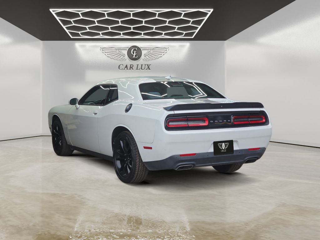 Used 2016 Dodge Challenger R/T w/ Driver Convenience Group RWD image 3