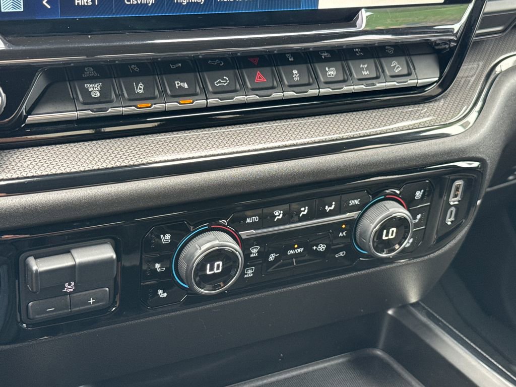 Used 2024 Chevrolet Silverado 2500 ZR2 w/ Technology Package image 24