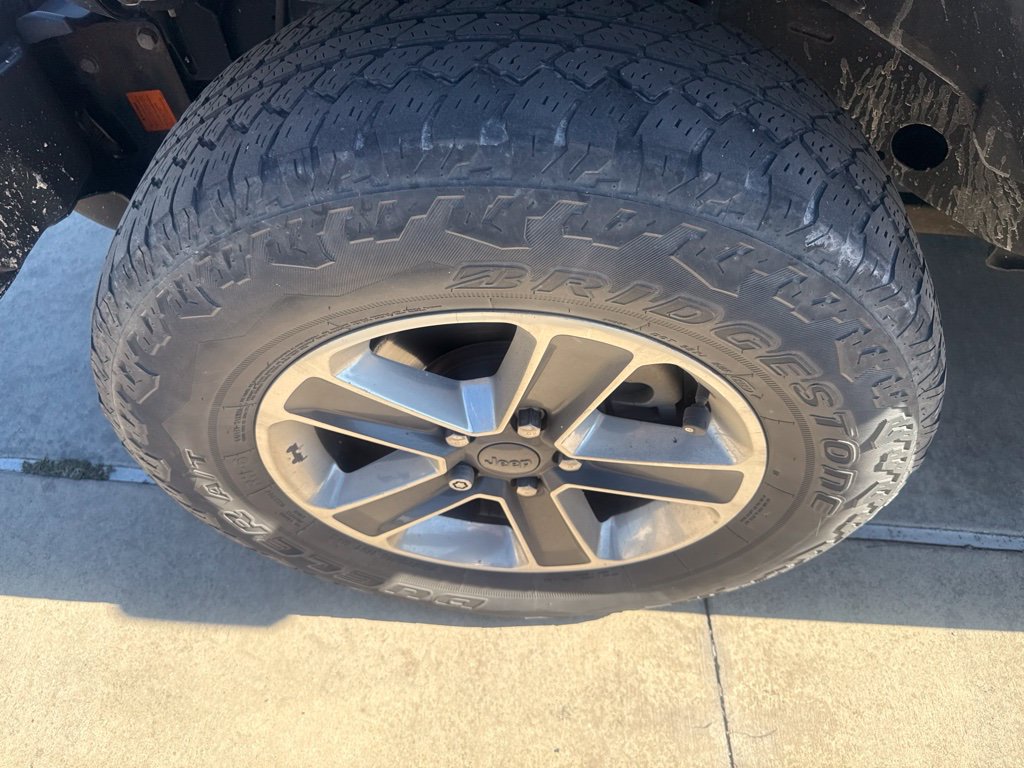 Used 2018 Jeep Wrangler Unlimited Sahara AWD/4WD image 13