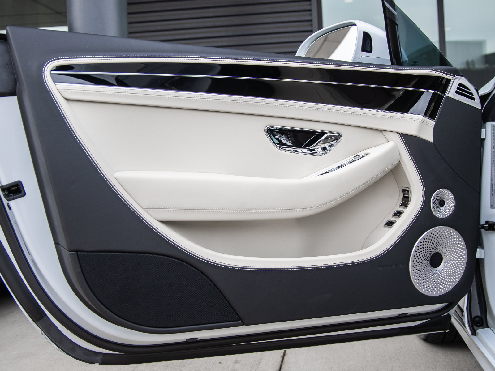 Used 2025 Bentley Continental GTC AWD/4WD image 23