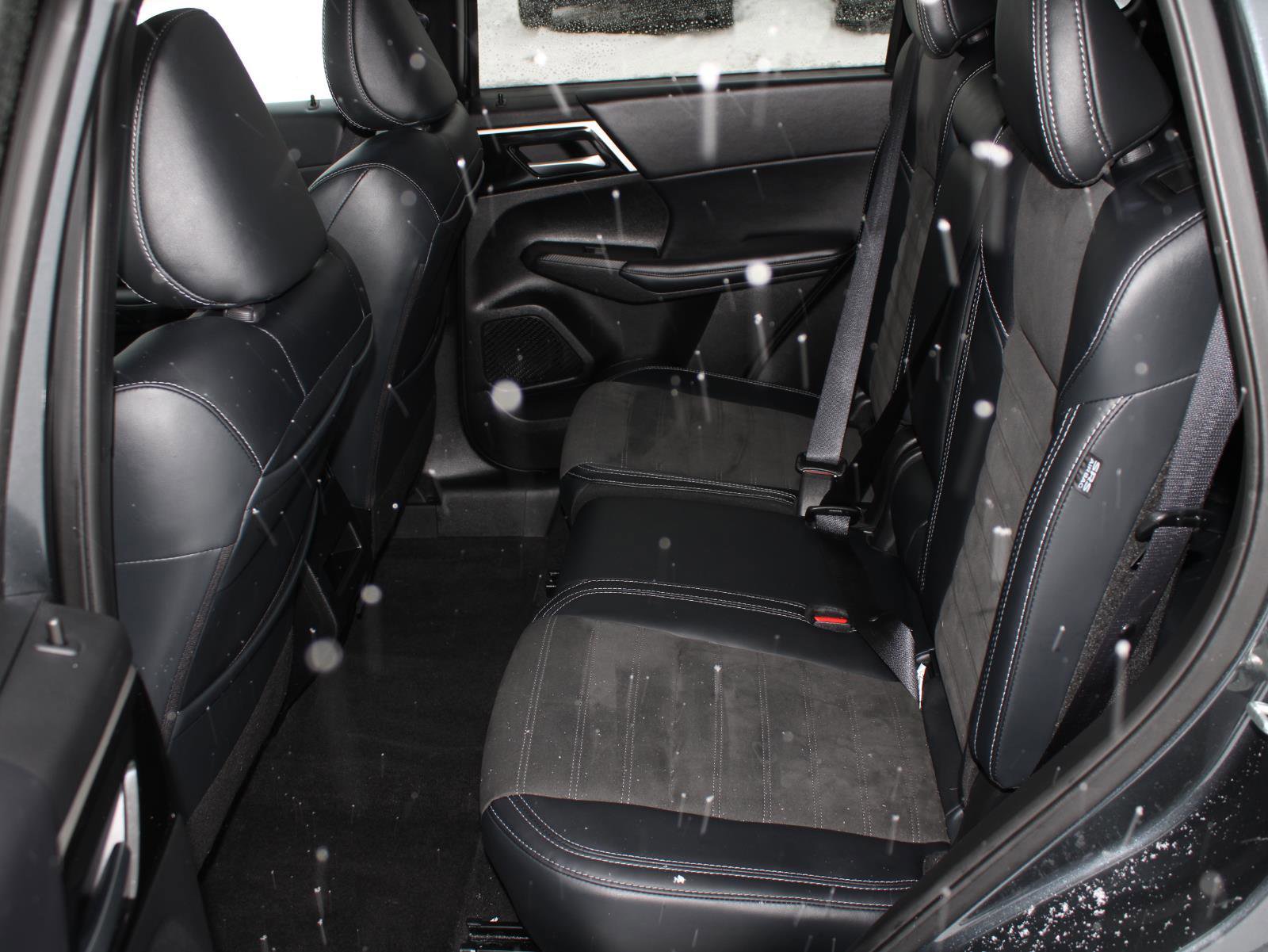 Used 2024 Mitsubishi Outlander SE Black Edition image 16