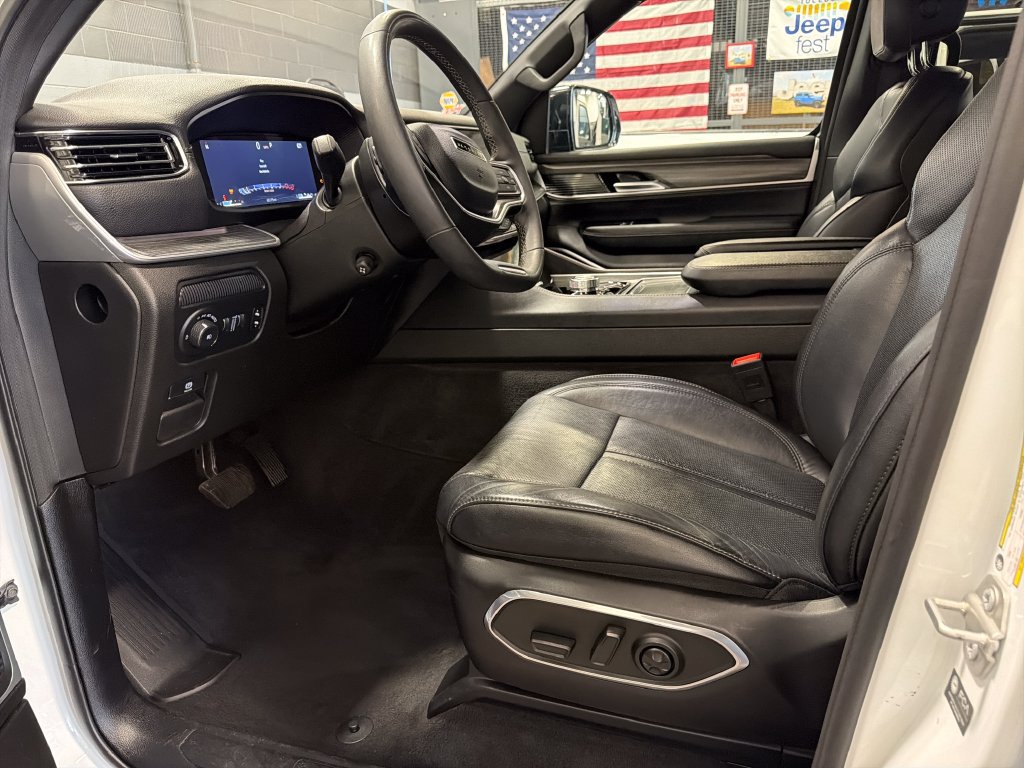 Used 2024 Jeep Wagoneer L Series II w/ Flexible Seating Group AWD/4WD image 4