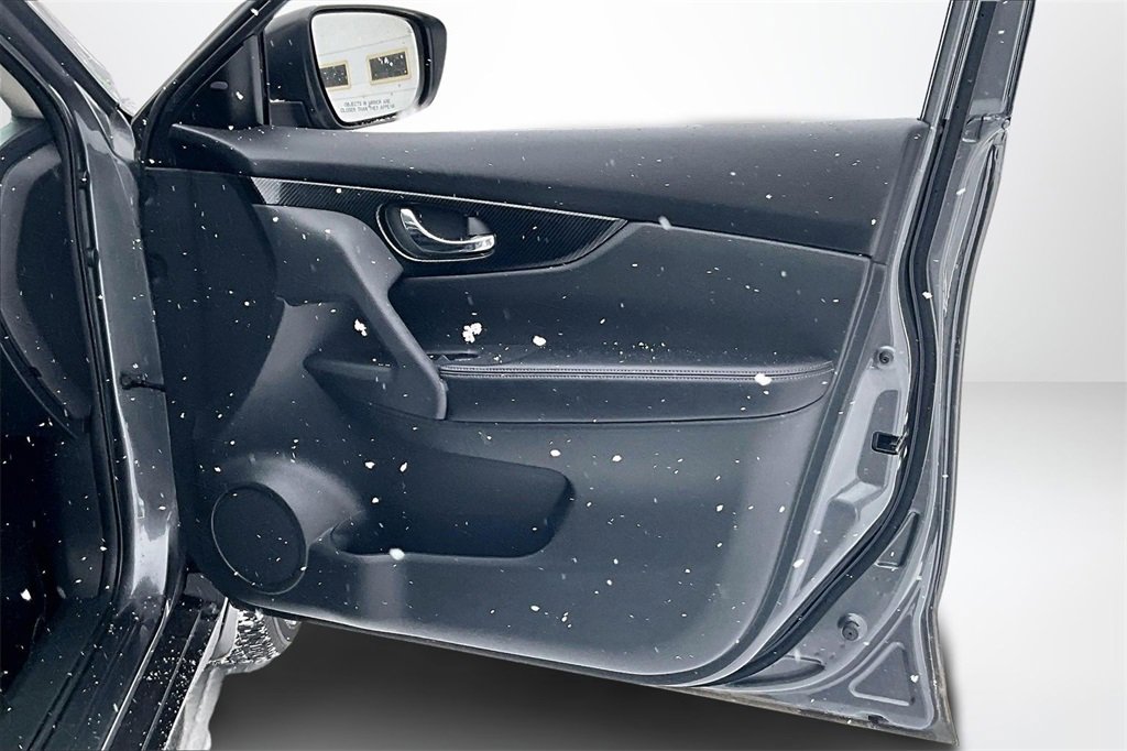 Used 2017 Nissan Rogue SL image 26