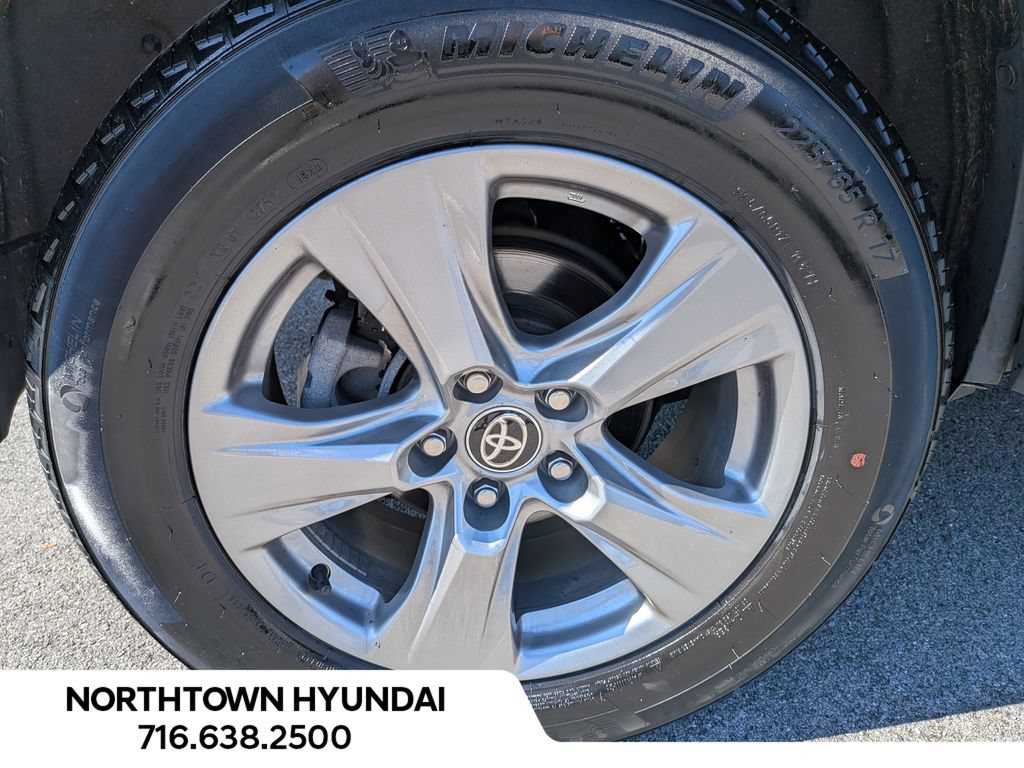 Used 2025 Toyota RAV4 XLE AWD/4WD image 39
