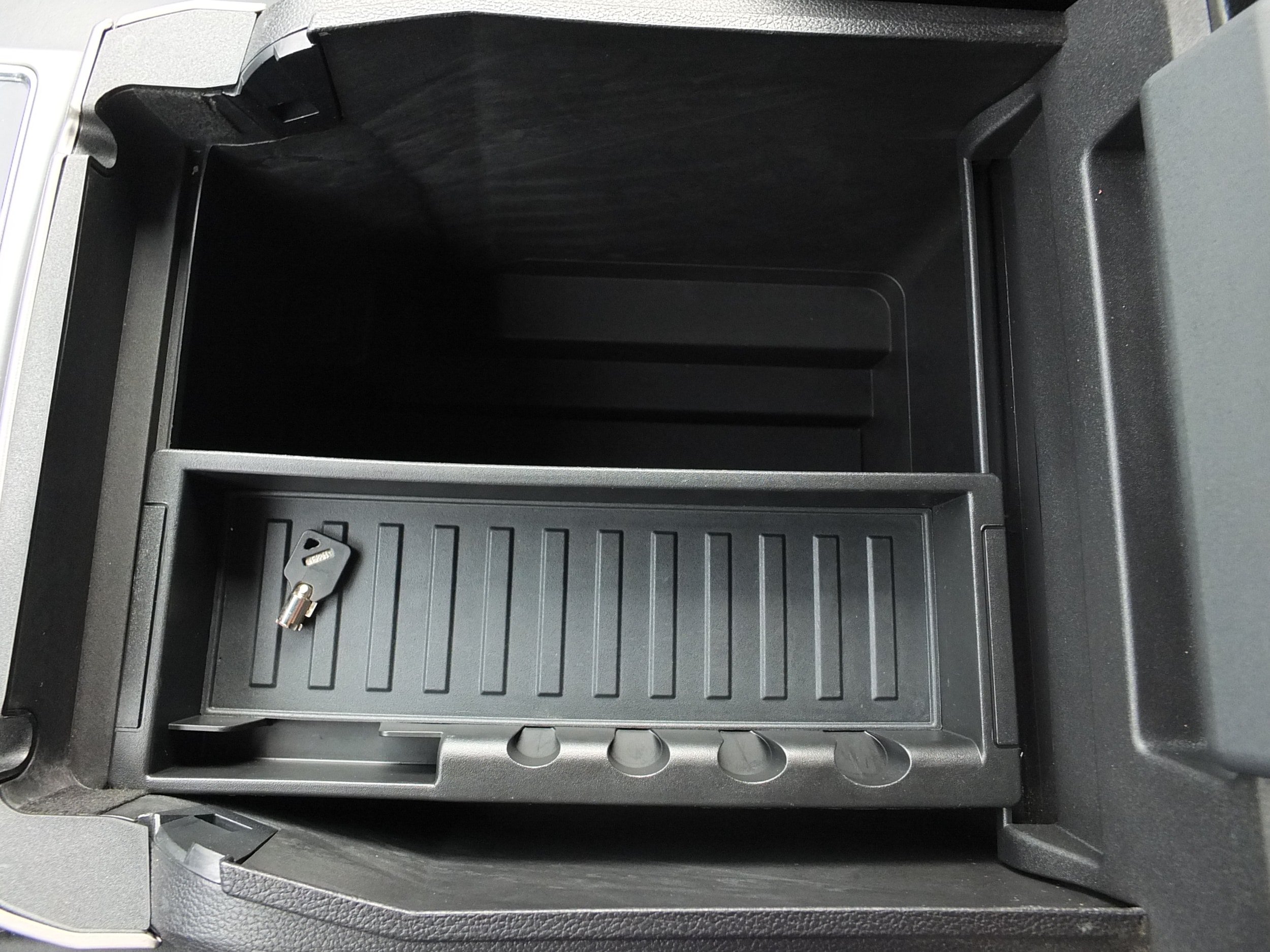Used 2016 Ford F150 Platinum w/ Equipment Group 701A Luxury RWD image 26
