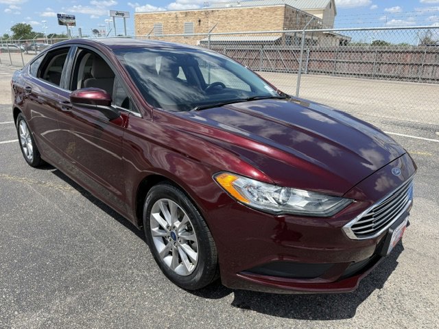 Used 2017 Ford Fusion SE w/ Fusion SE Technology Package image 3
