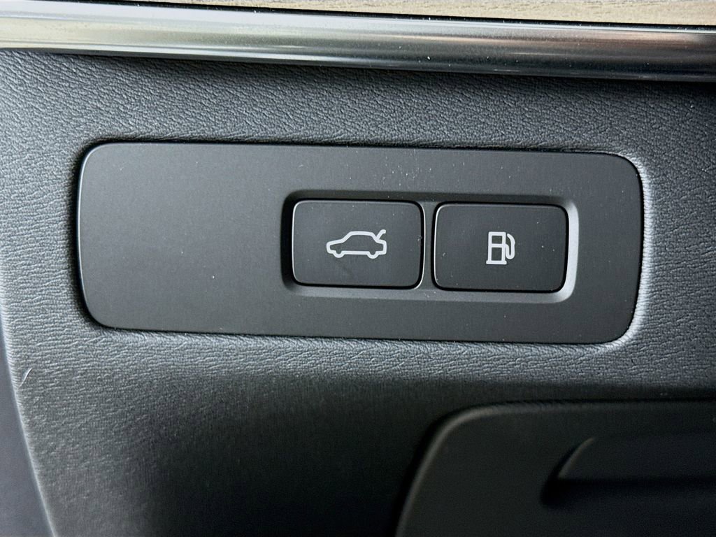 New 2026 Volvo XC90 T8 Plus w/ Protection Package Premier image 10