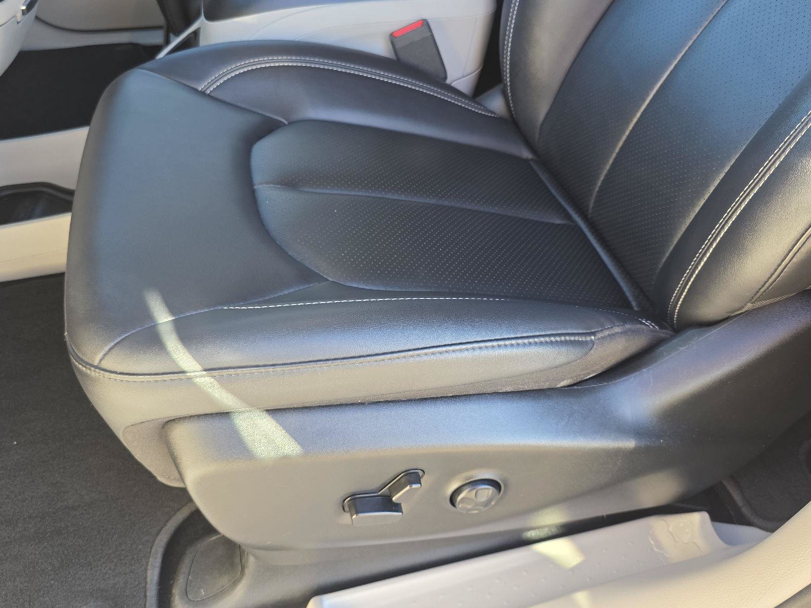 Used 2024 Chrysler Pacifica Touring-L FWD image 36