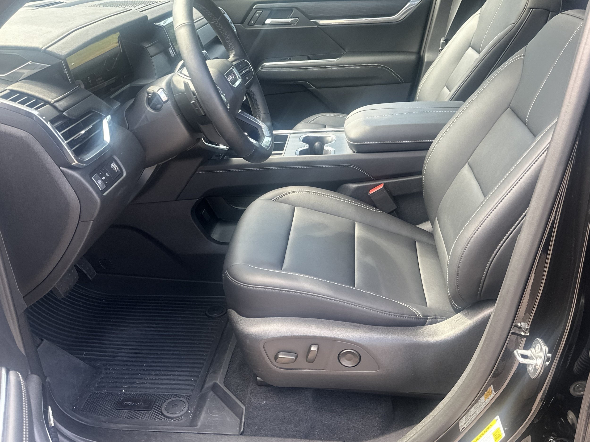 Used 2026 GMC Acadia Elevation w/ Elevation Premium Package FWD image 9
