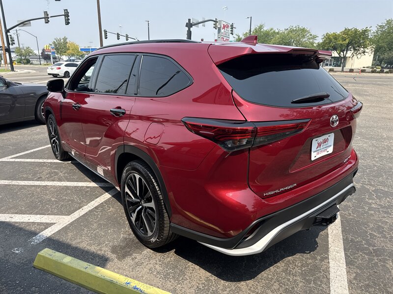 Used 2022 Toyota Highlander XSE AWD/4WD image 3