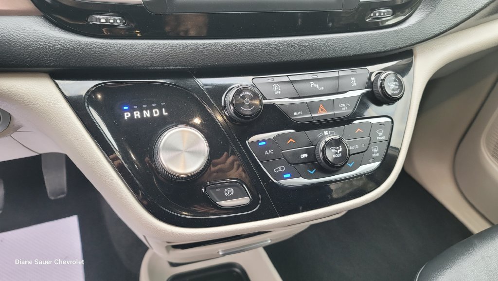 Used 2018 Chrysler Pacifica Touring-L FWD image 22
