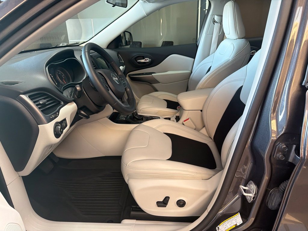 Used 2020 Jeep Cherokee Latitude Plus FWD image 16