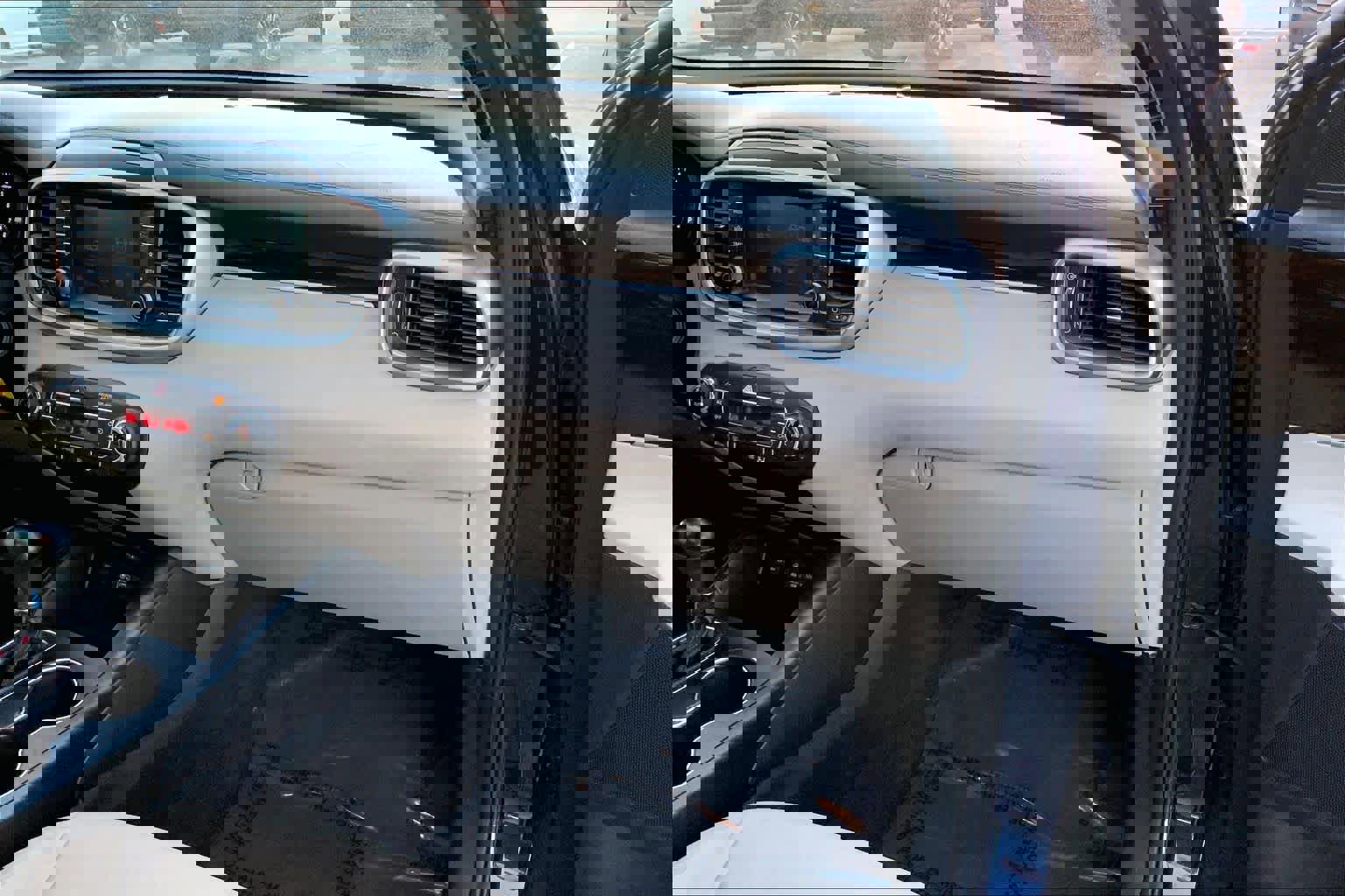 Used 2019 Kia Sorento LX image 18