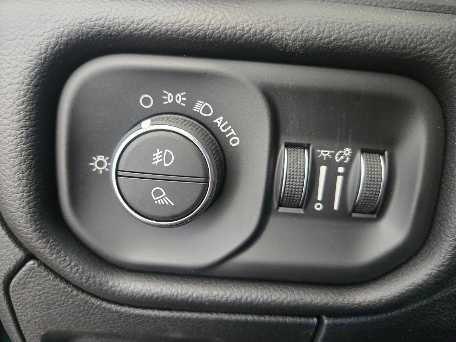 New 2026 RAM 1500 Laramie AWD/4WD image 16