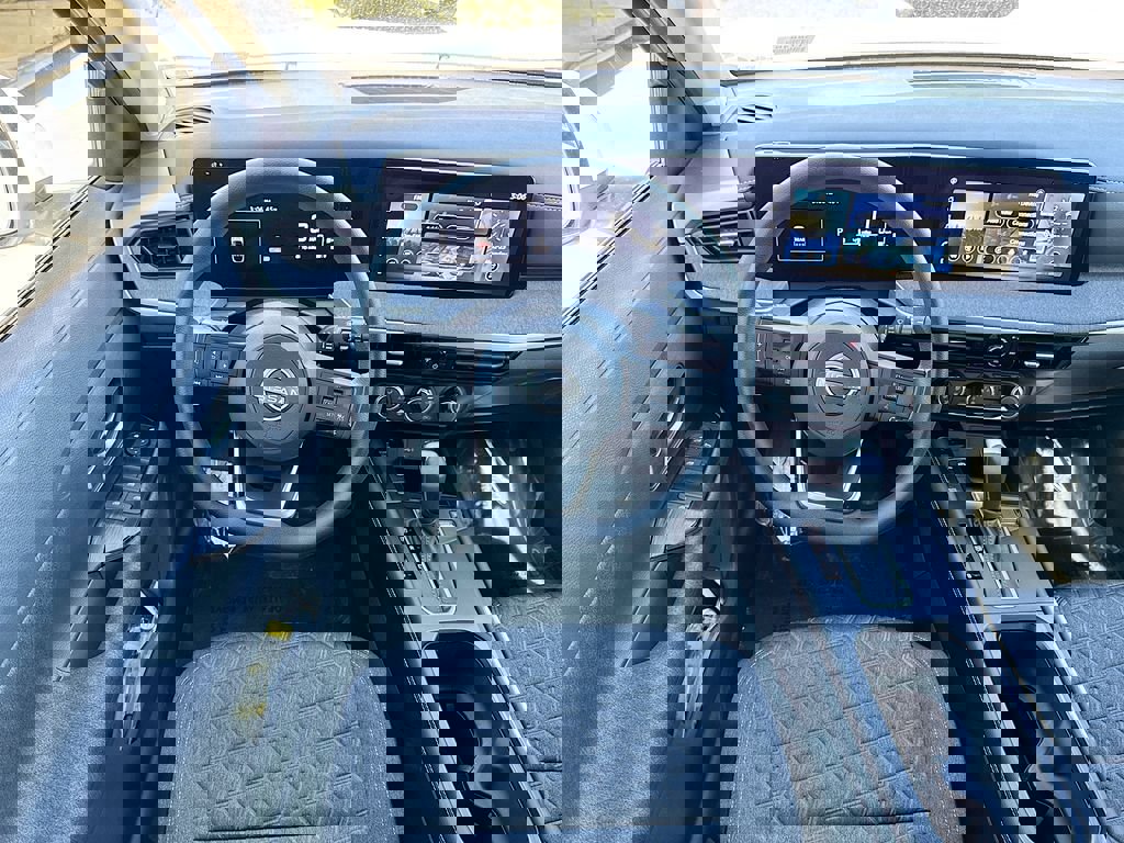 Used 2025 Nissan Kicks SV image 11