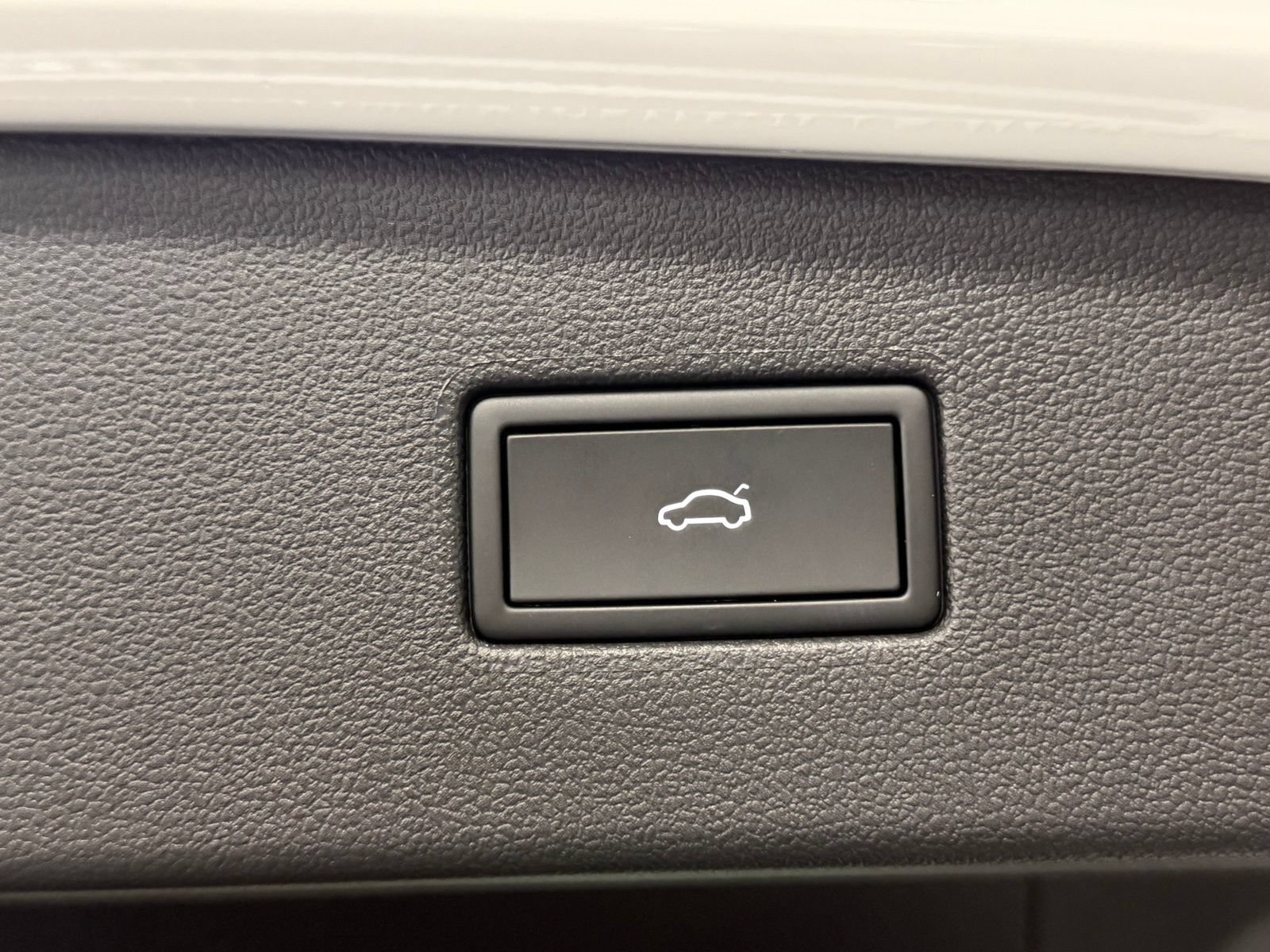 Used 2024 Volkswagen Tiguan SE R-Line FWD image 18
