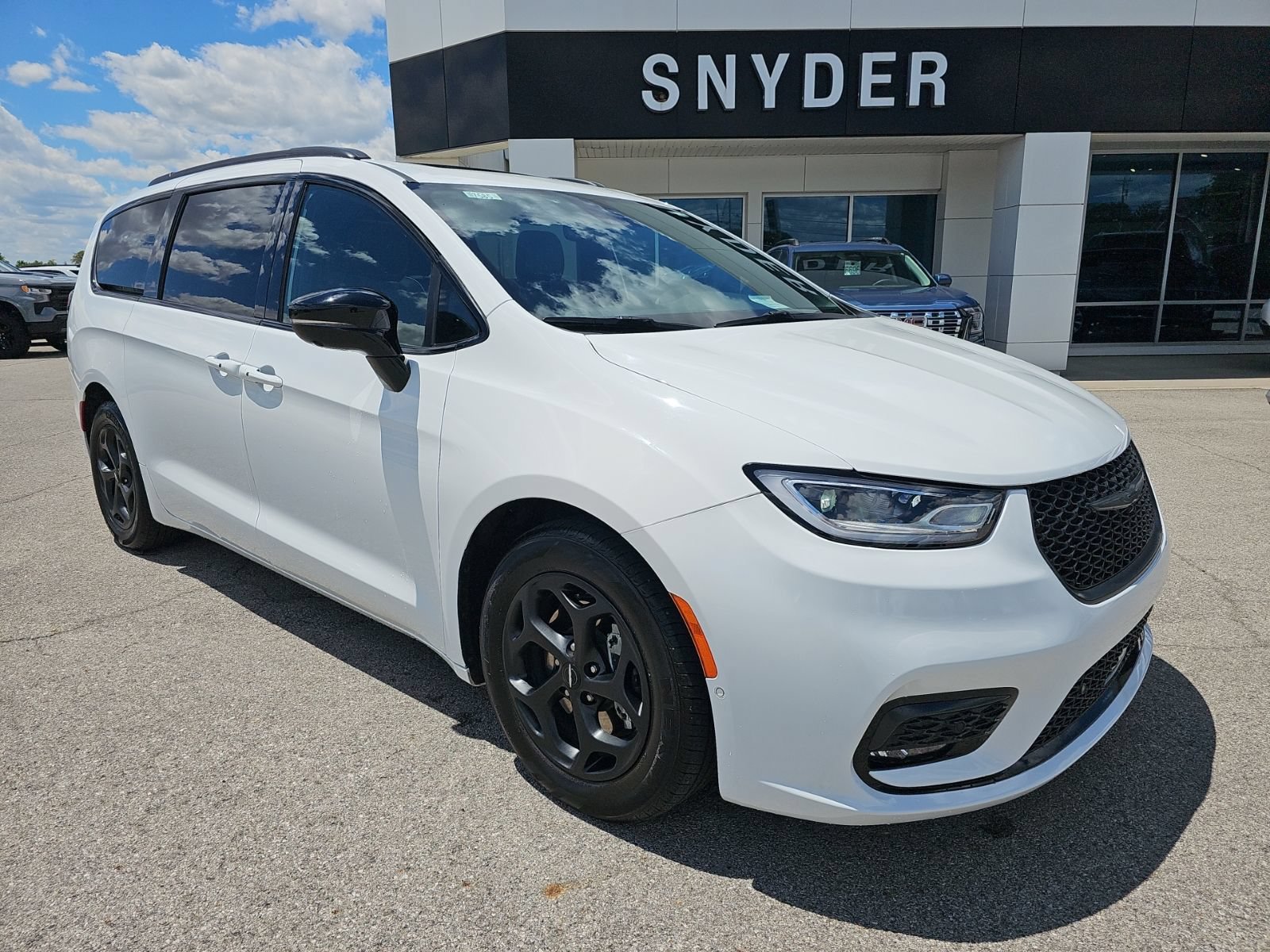 Used 2024 Chrysler Pacifica Premium FWD image 2