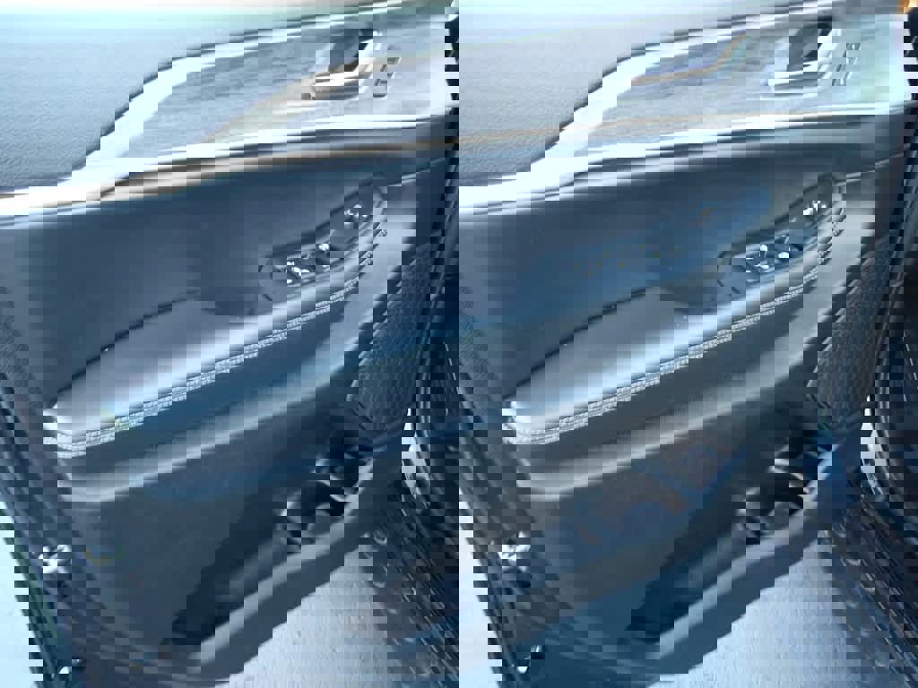 Used 2023 Jeep Grand Cherokee L Limited w/ Black Appearance Package image 16